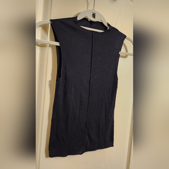 (SOLD) ZARA NWT Casual Black Sleeveless Top. Size XS/Small. 🖤 - Picture 3 of 6